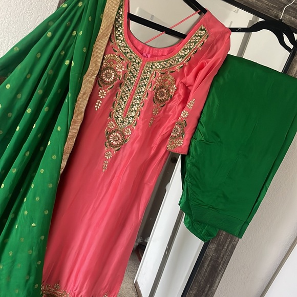 Beautiful brand new silk Indian suit Salwaar peach and green color combination - Picture 3 of 9